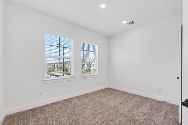 Building Photo - 24011 Breezy Bank Trl