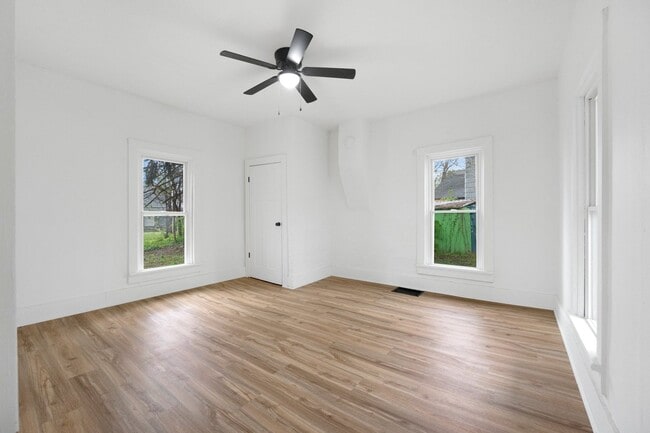 Building Photo - New Listing! 2 bed 1 bath **2ND MONTH RENT...