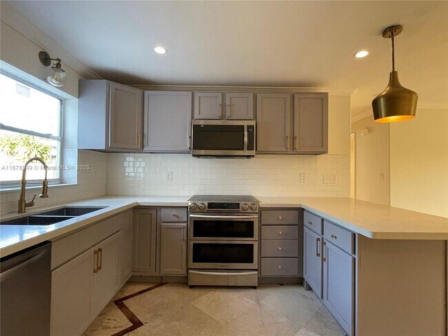 Building Photo - 1107 NE 8th St