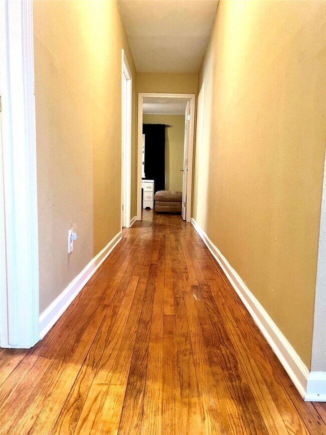 Building Photo - 1735 S Park