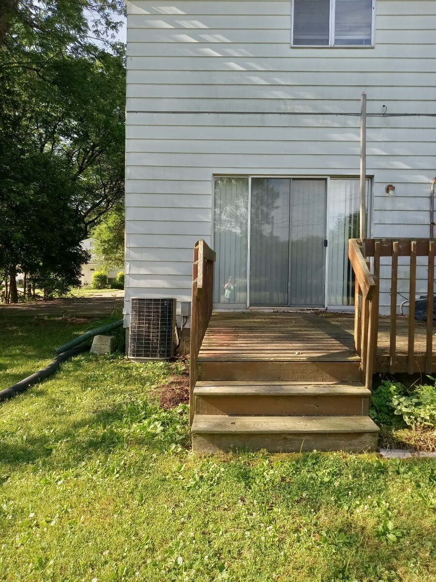 Building Photo - 1649 Greencrest Ave
