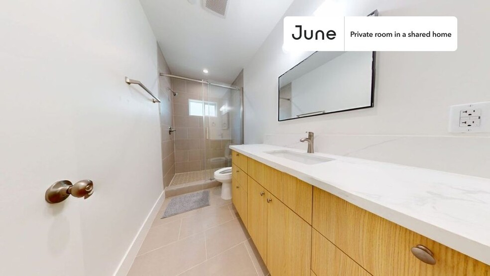 Building Photo - Private bedroom in 5 bed/5 bath Home