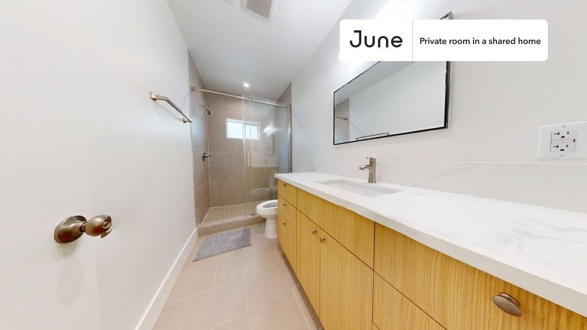 Building Photo - Private bedroom in 5 bed/5 bath Home