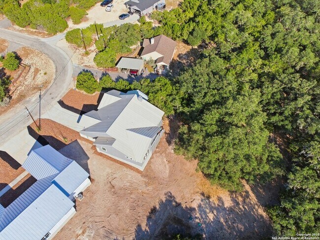Building Photo - 207 Deer Oaks Dr