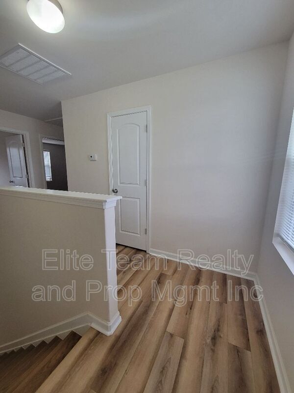 Building Photo - 5823 Hewitt Dr