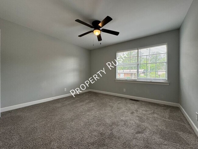 Building Photo - 806 Forest Dale Ln