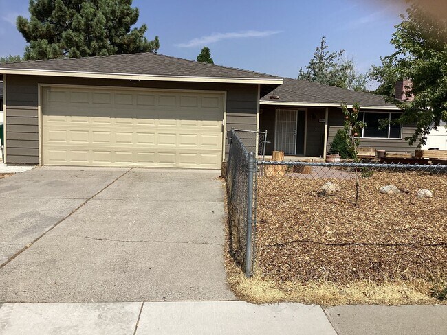 Primary Photo - NEW ON THE MARKET - SPPACIOUS 3 BEDROOM, 2...
