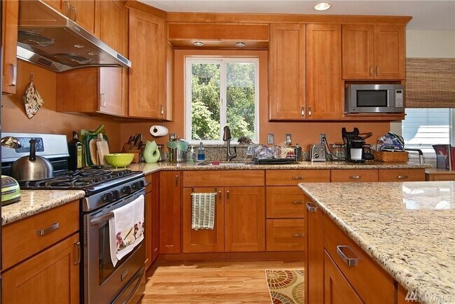 Building Photo - Charming Craftsman-Style Home in the Heart...