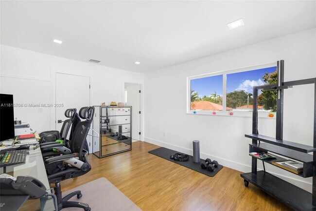 Building Photo - 1651 SW 13th Ave