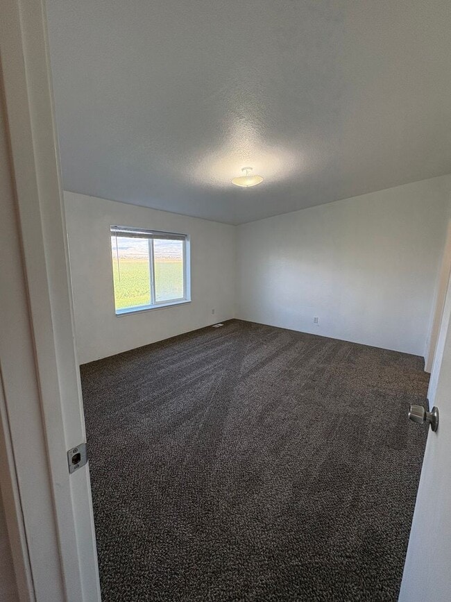 Building Photo - Country LIving