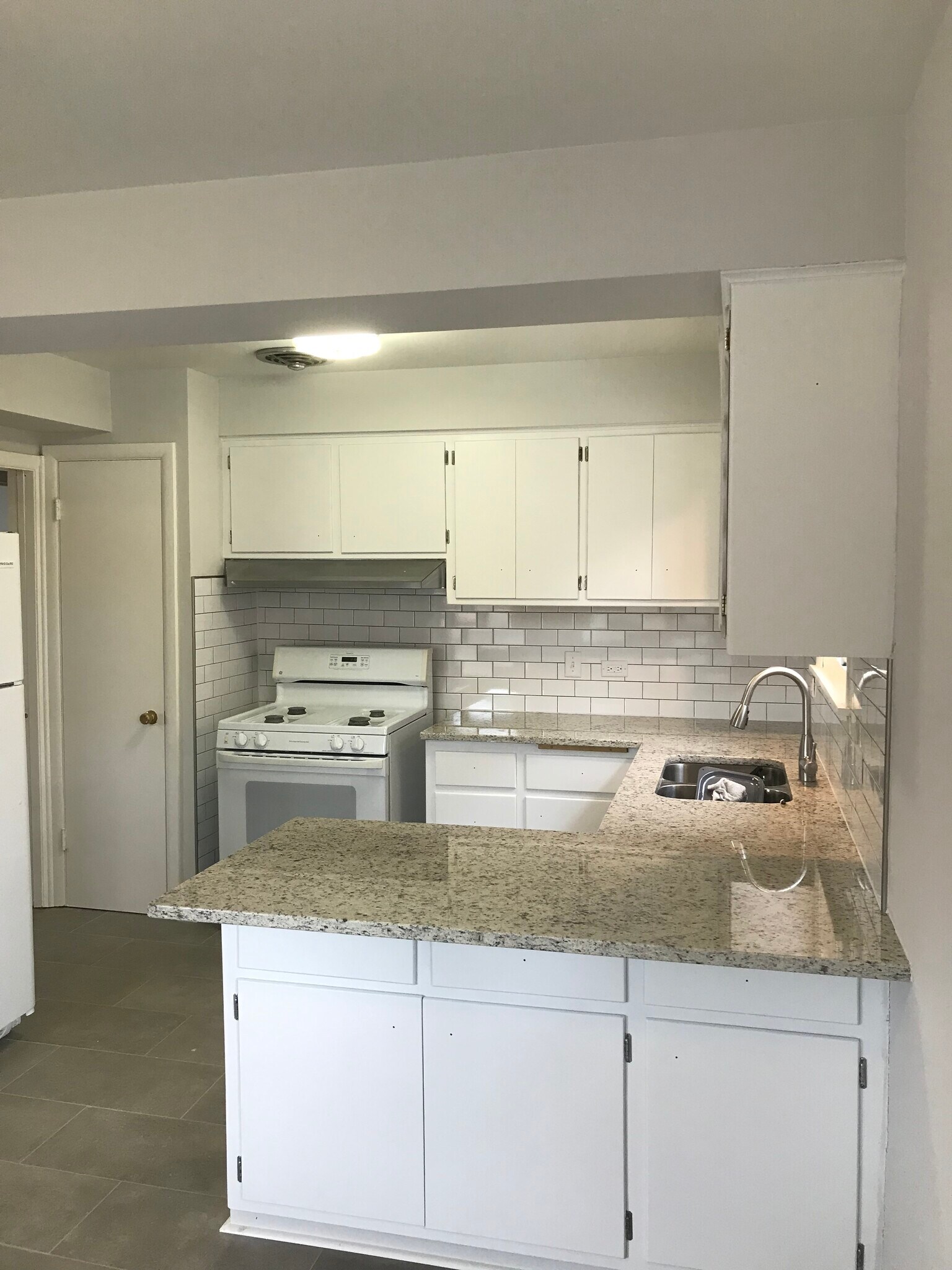 Building Photo - 8022 Oriole Ave