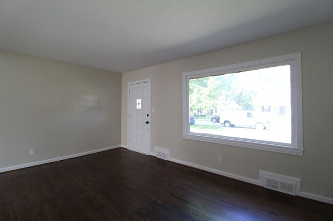 Building Photo - July 2025 FREE On This 2 Bedroom 1 Bath Ho...