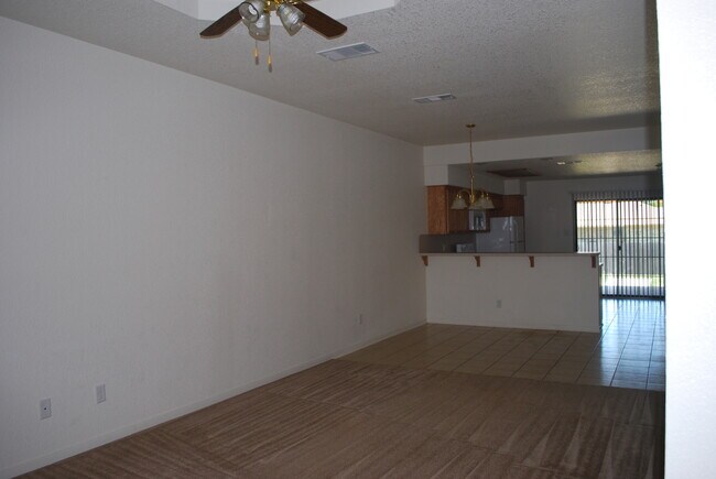 Building Photo - 913Daisy