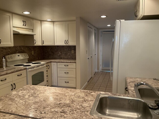 Building Photo - Lakeview Condo Available | Directly Across from Lake Hollingsworth