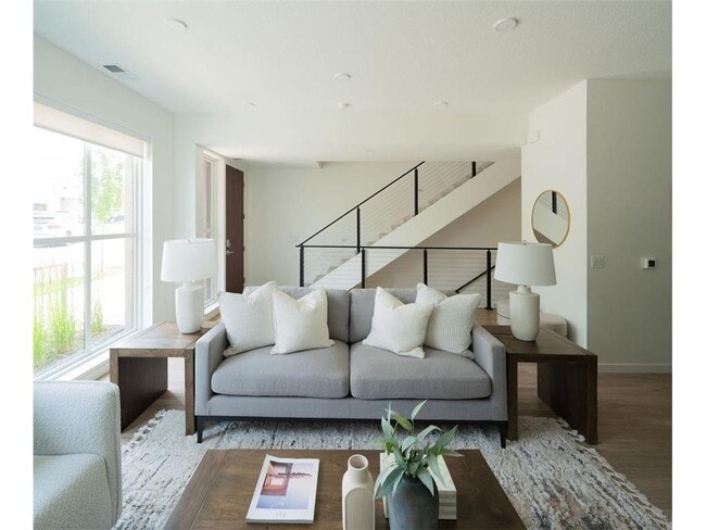 Building Photo - 10 West Dr