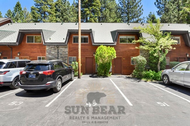 Building Photo - 3 Bedroom with a Yard!