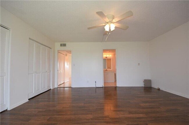 Building Photo - 2801 Victoria Way