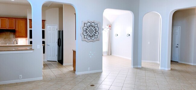 Building Photo - 2910 Sandleigh Dr