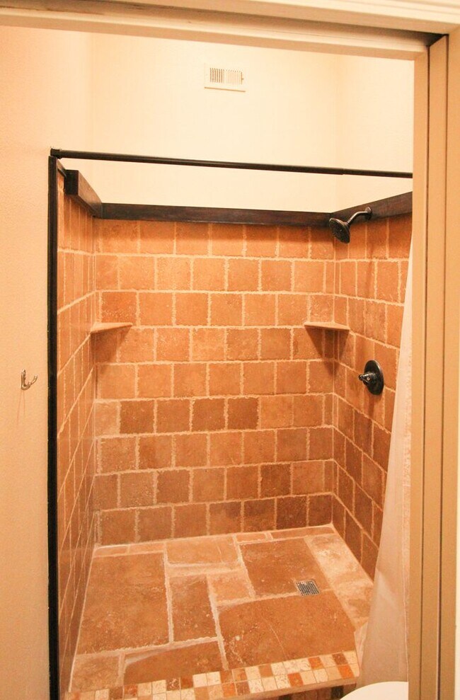 Building Photo - Large Carlsbad Townhouse, 2 Primary Bedroo...