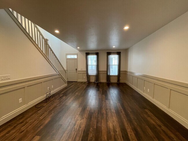 Building Photo - 280 E Brigham Ln