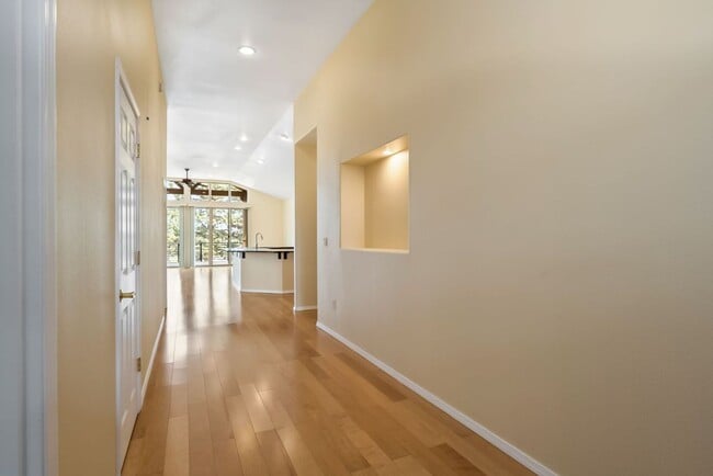 Building Photo - Beautiful Eagle Crest Home with Stunning Views and High-End Features!