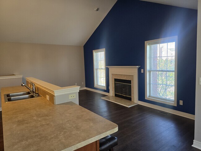 Building Photo - 5675 Hampshire Ln