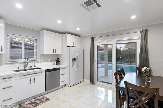 Building Photo - 375 Tierra St