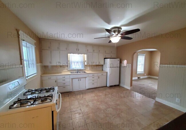 Building Photo - 201 2nd St