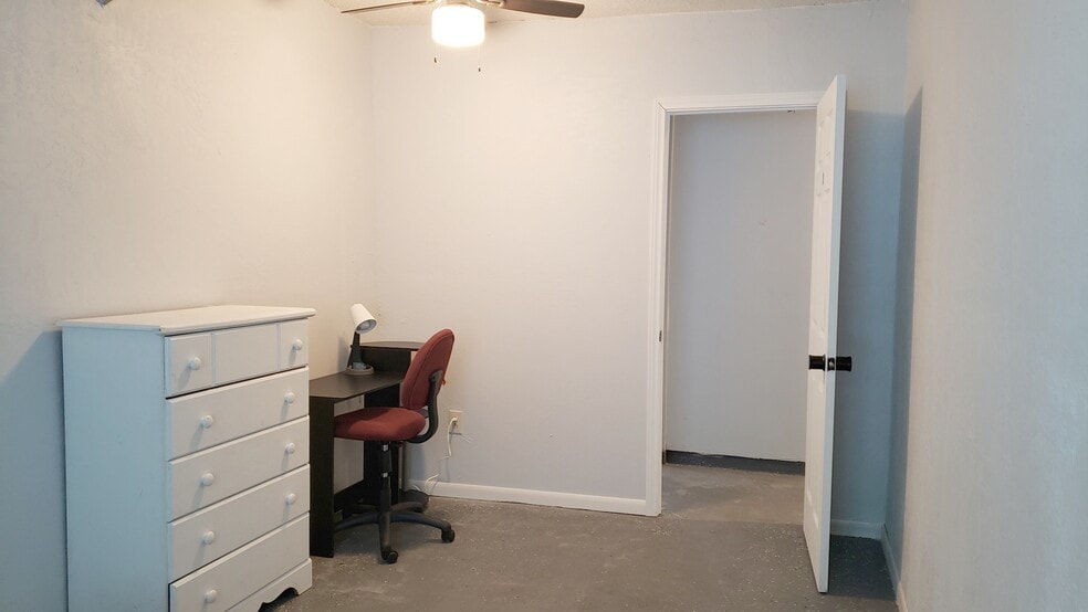 Building Photo - 2422 Ravina St