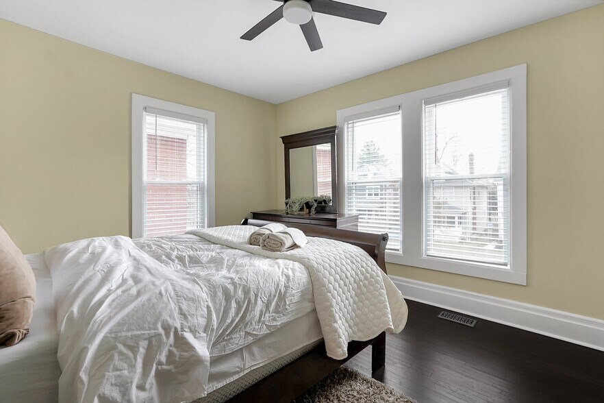 Queen bedroom - 1756 Oak St