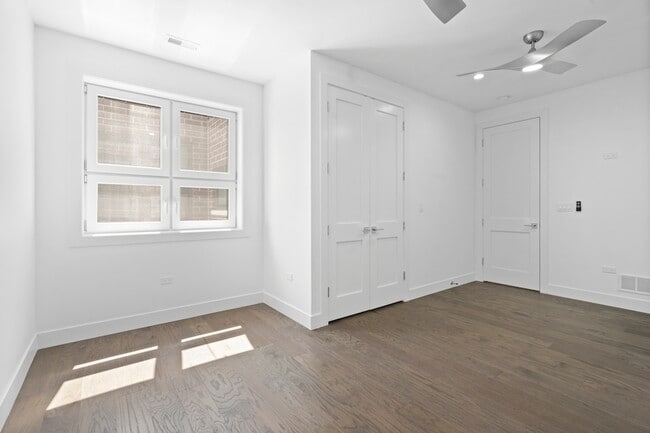 Building Photo - 3008 W Belmont Ave