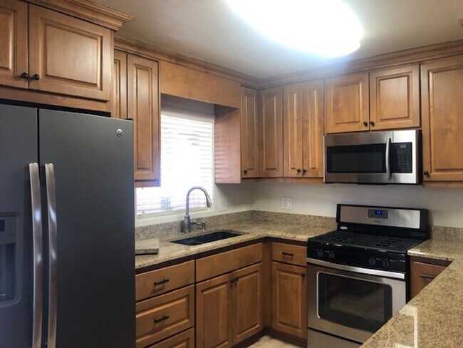 Building Photo - Mid town newly updated home!