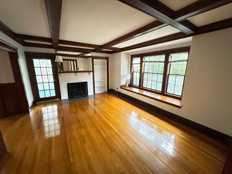 Primary Photo - 214 Commonwealth Ave