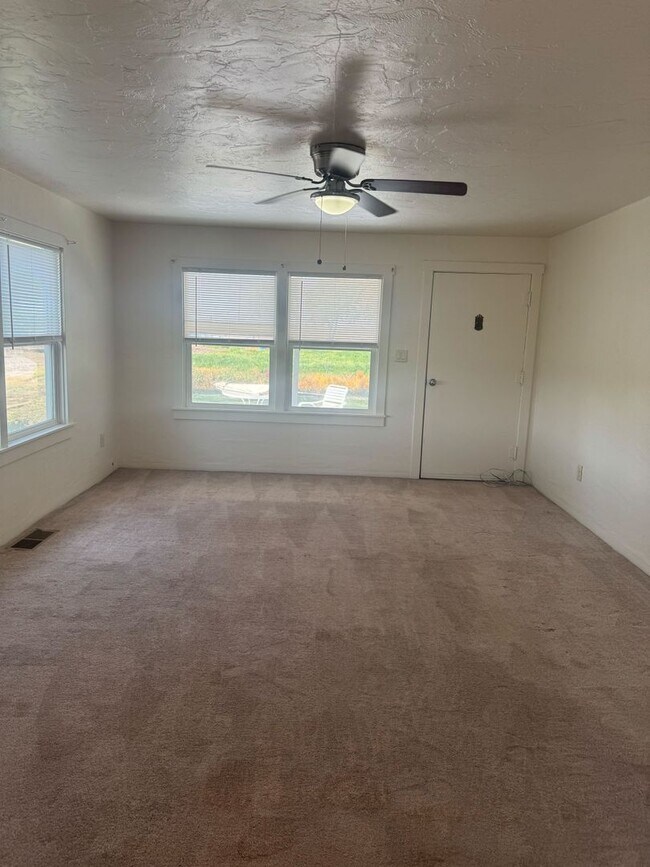 Building Photo - Charming and newly remodeled 2-bedroom, 1-...