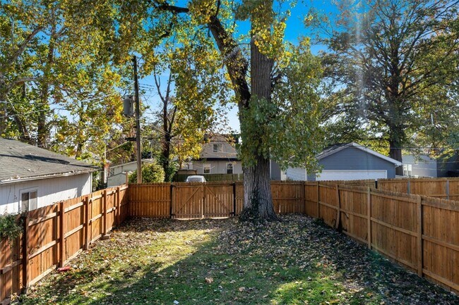 Building Photo - 6752 W Park Ave