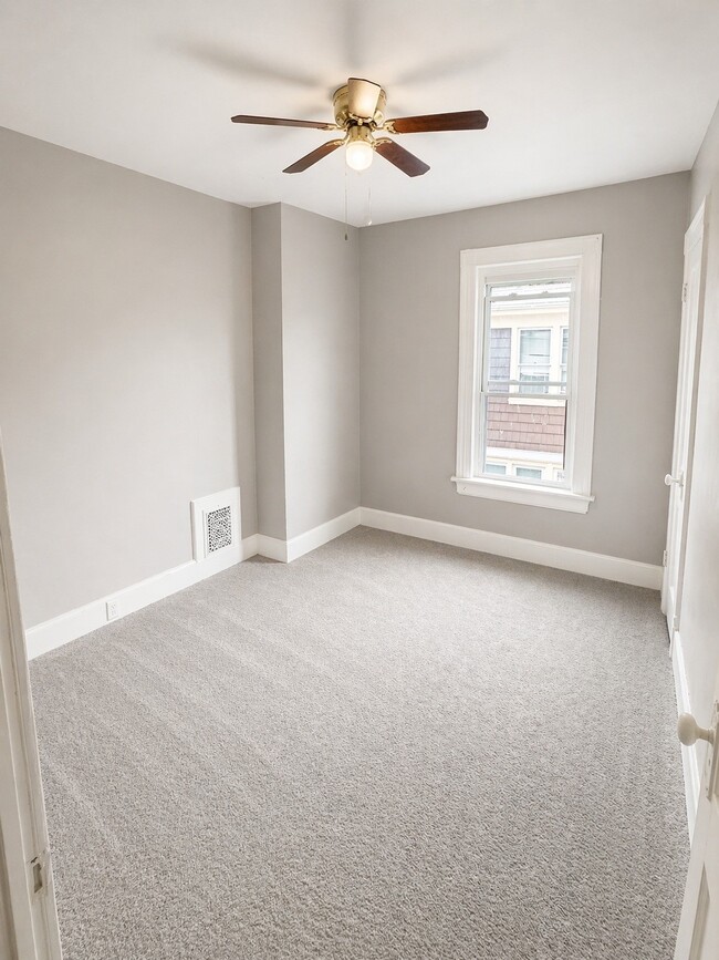 Building Photo - 8 Roosevelt Ave