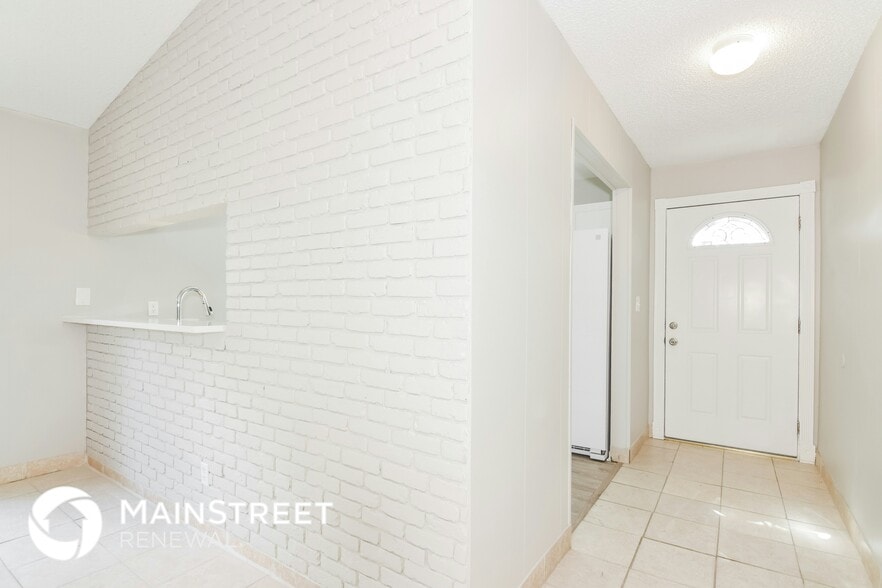 Building Photo - 1936 Pinehurst Dr