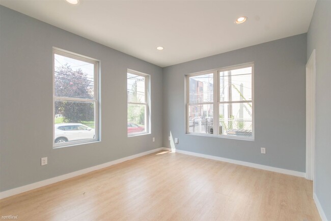 Building Photo - 6 br, 5 bath Triplex - 1507 W OXFORD ST Un...