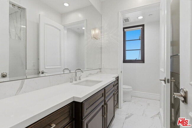 Building Photo - 462 S Maple Dr