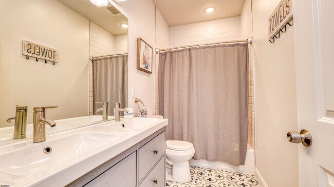 Building Photo - 1 N Victoria Ave