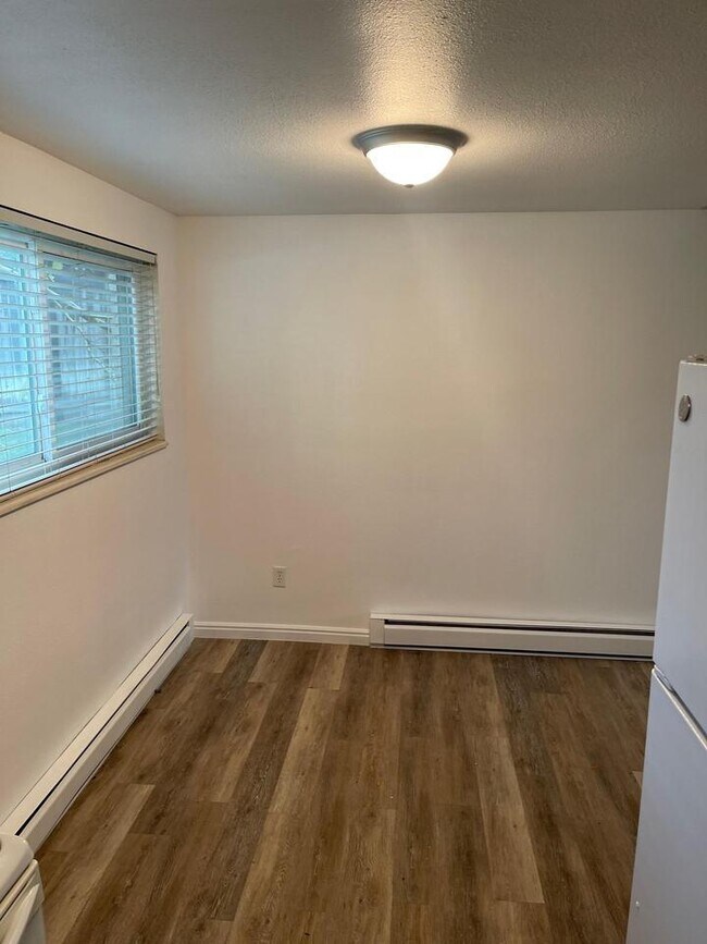 Building Photo - 577 150 E