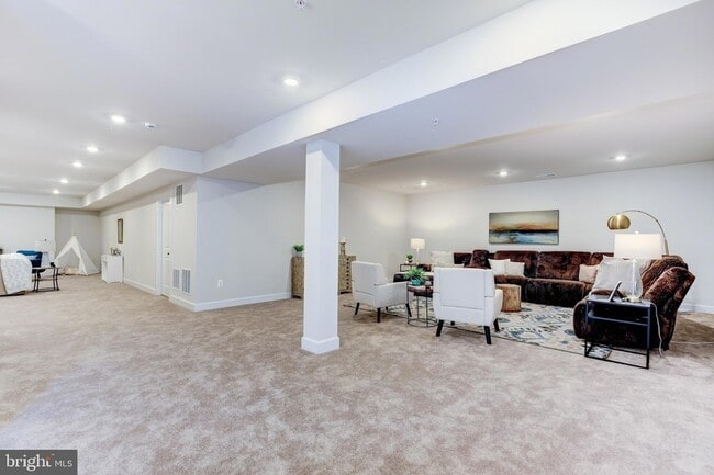 Building Photo - 6547 Clubhouse Dr