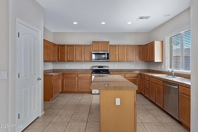Building Photo - 1696 S Falcon Dr
