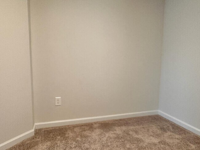 Building Photo - 121 Founders Dr