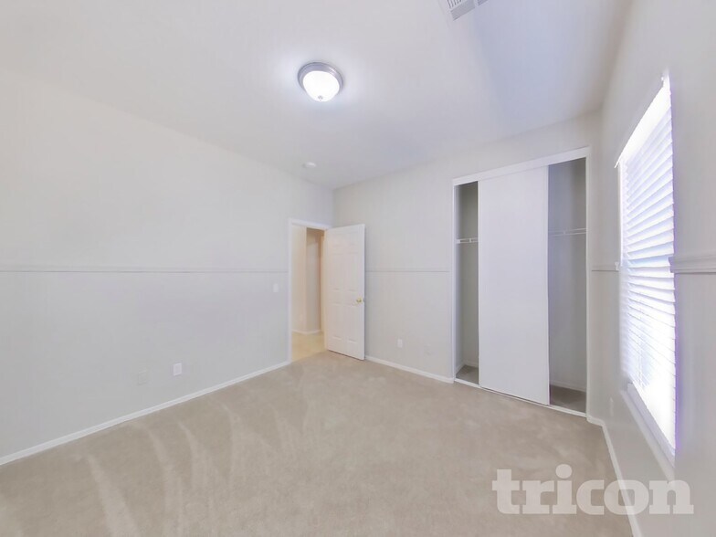 Building Photo - 2097 E Paso Fino Dr