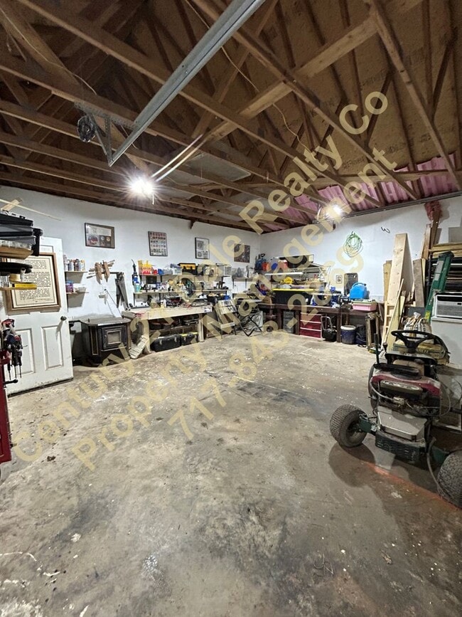 Building Photo - Large 3 Bedroom, 2 Bath Pet friendly home with off street parking and a 600sqft detached garage