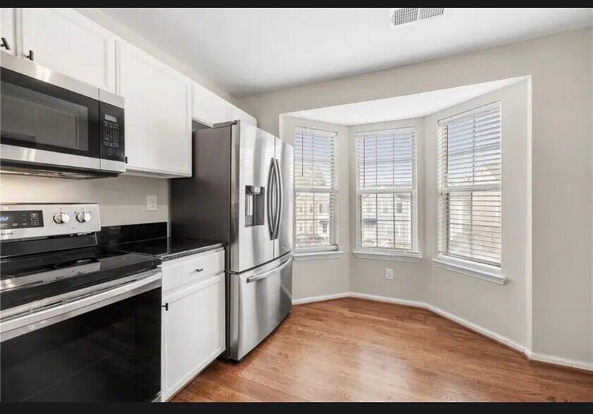 Building Photo - 3854 Meadow Creek Dr