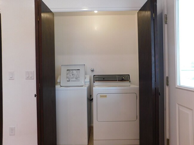 Building Photo - 1527-M 1/8 M 1/8 Rd