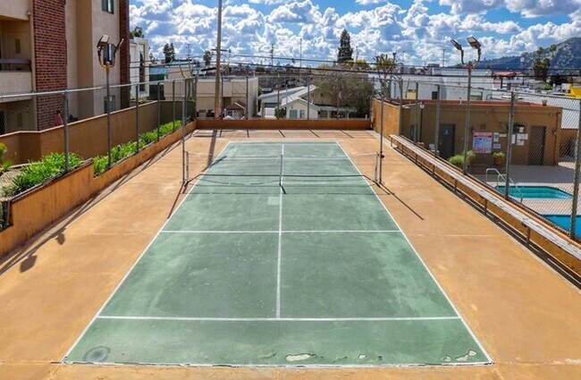 Building Photo - 2 Bedroom/ 2 Bath Condo In The Heart of Gl...
