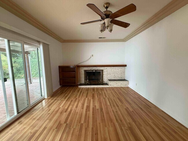 Building Photo - Great 3 Bedroom Walking Distance to American River